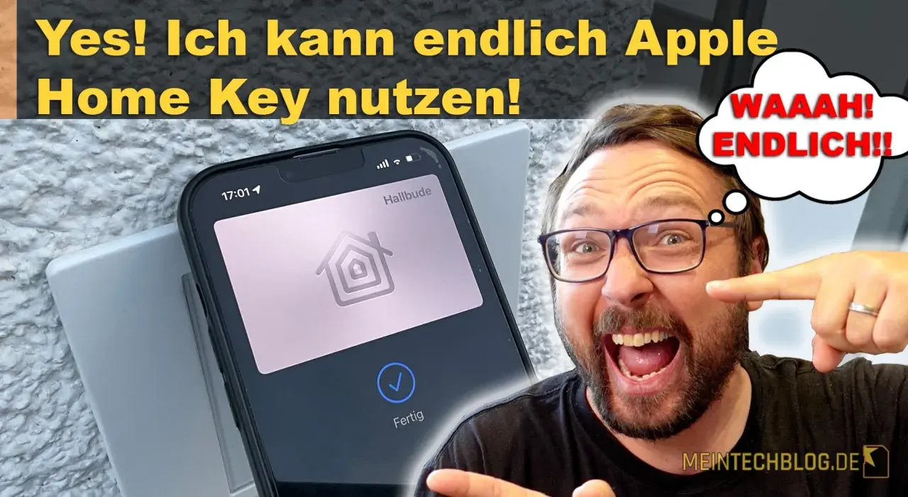 Mann freut sich über die Nutzung des Apple Home Key auf seinem iPhone. Endlich ist die "Hallbude" fertig!