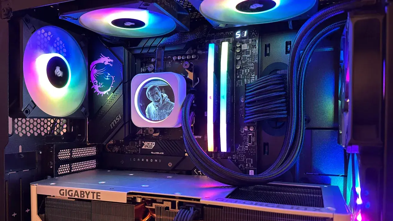 Ein PC-Gehäuse mit RGB-Beleuchtung, Lüftern und einem Bild auf dem CPU-Kühler. Läuft unter icue linux.