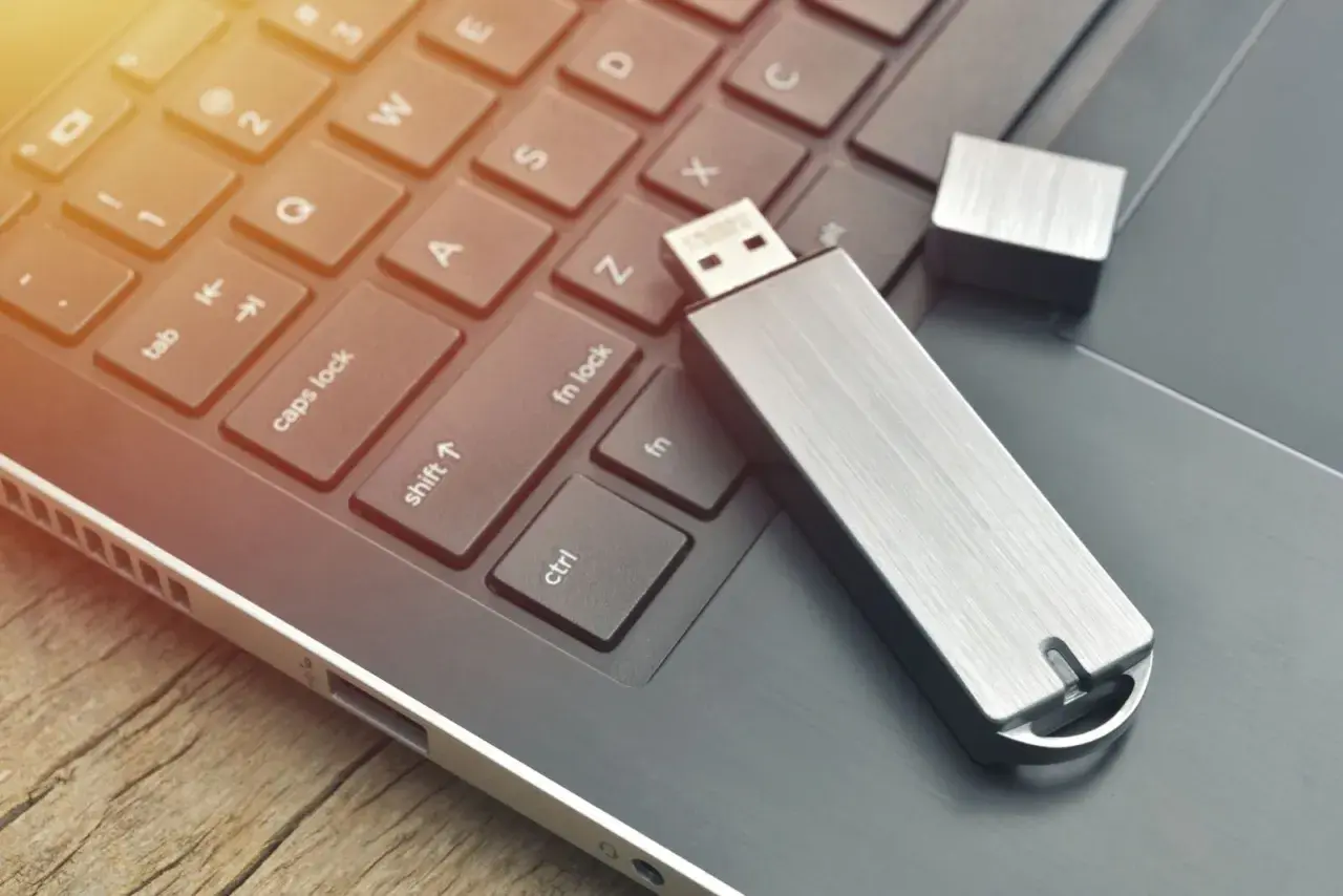Ein USB-Stick liegt auf einer Tastatur. Der Stick wird erkannt, aber nicht angezeigt.