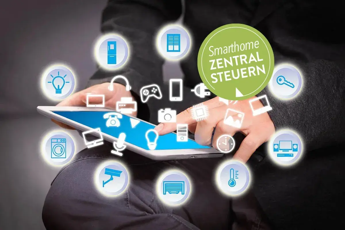 Person steuert per Tablet das Smarthome. Icons für Licht, Kühlschrank, Waschmaschine, Kamera, Heizung, Musik, Spiele, Schlüssel, Fenster, Drucker, Handy, Chip, Computer, Garage, Telefon, Mikrofon, Fernseher. Was ist Matter?