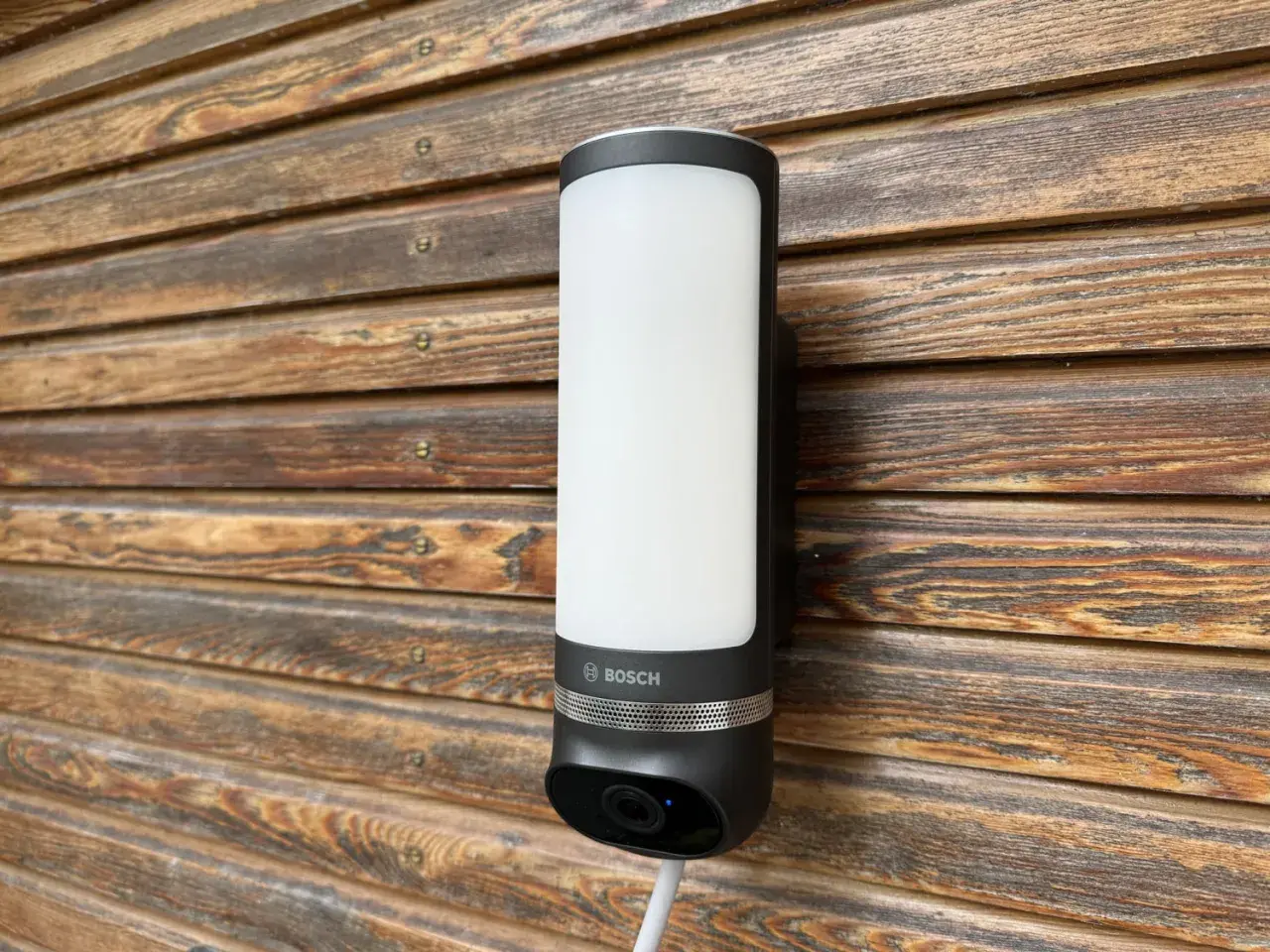 Bosch Smart Light mit Kamera, die wie zwei wache Bosch-Augen die Umgebung im Blick behält.