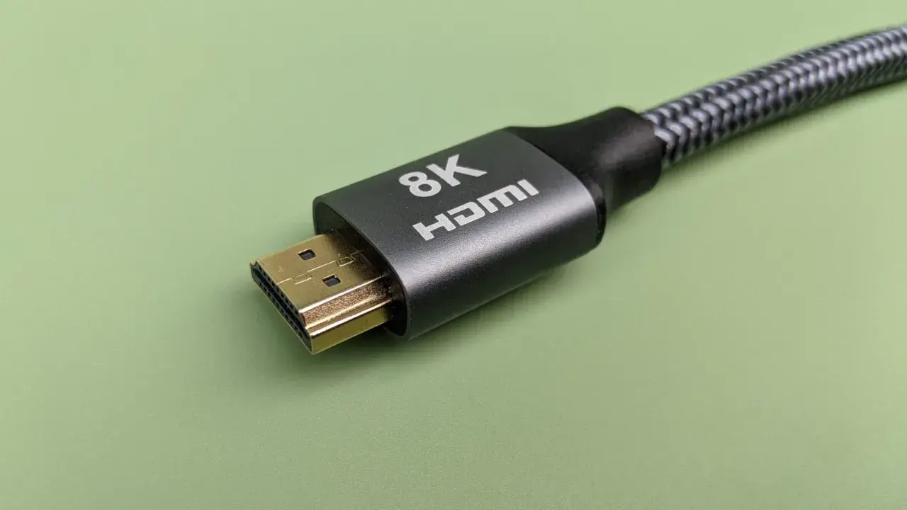 Ein 8K HDMI-Kabel mit vergoldetem Stecker. Die Frage, wie lang darf ein HDMI-Kabel sein, ist wichtig für die Bildqualität.