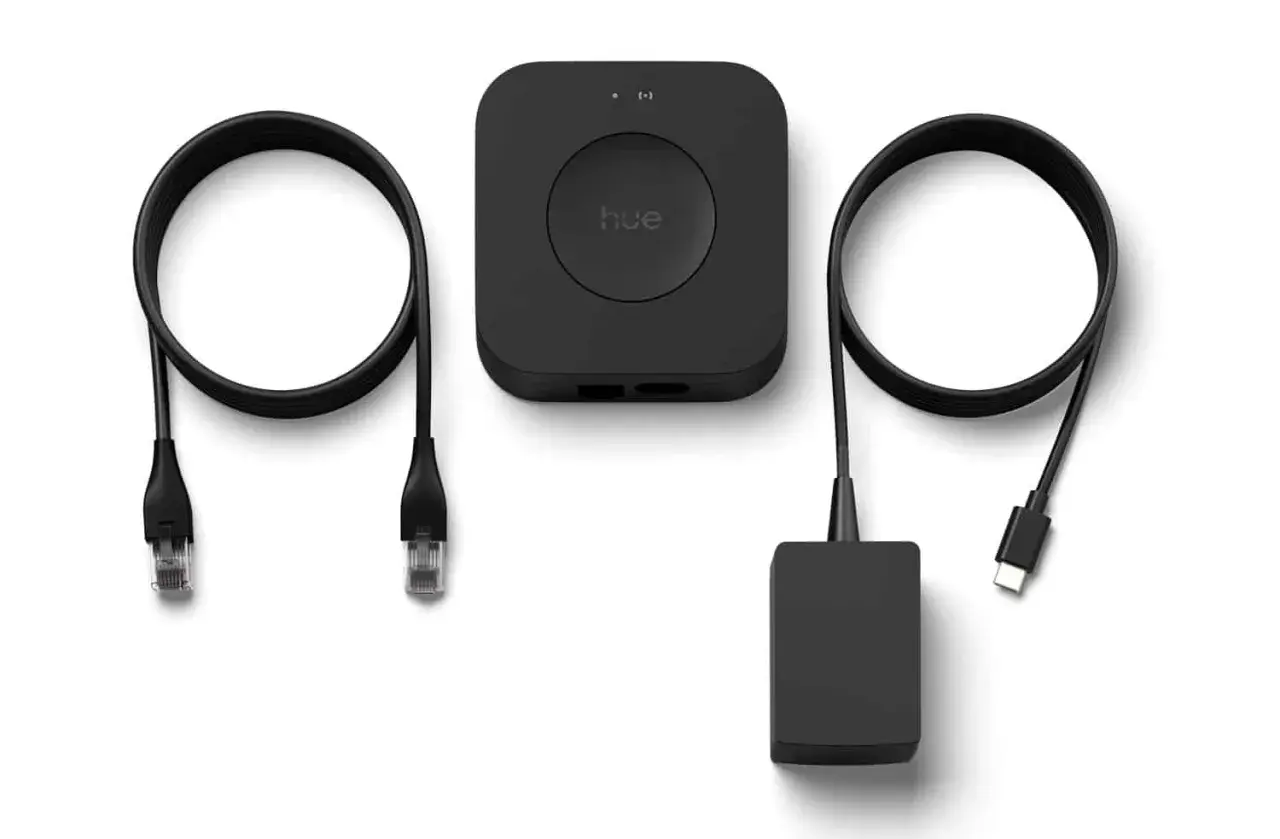 Schwarzer Hue Bridge mit Ethernet-Kabeln und Netzteil. Perfekt für ein Hue Bridge Backup.