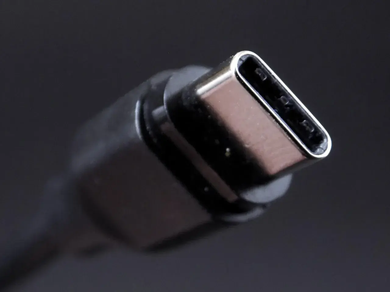 Nahaufnahme eines silbernen USB 3.0 Anschlusses mit schwarzem Kabel.