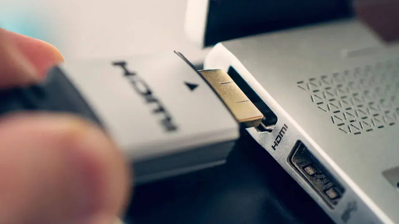 Nahaufnahme eines HDMI-Kabels, das in einen Anschluss gesteckt wird. Der Unterschied zwischen HDMI 2.0 und 2.1 ist hier nicht sichtbar, aber die Verbindung ist entscheidend für die Bildqualität.