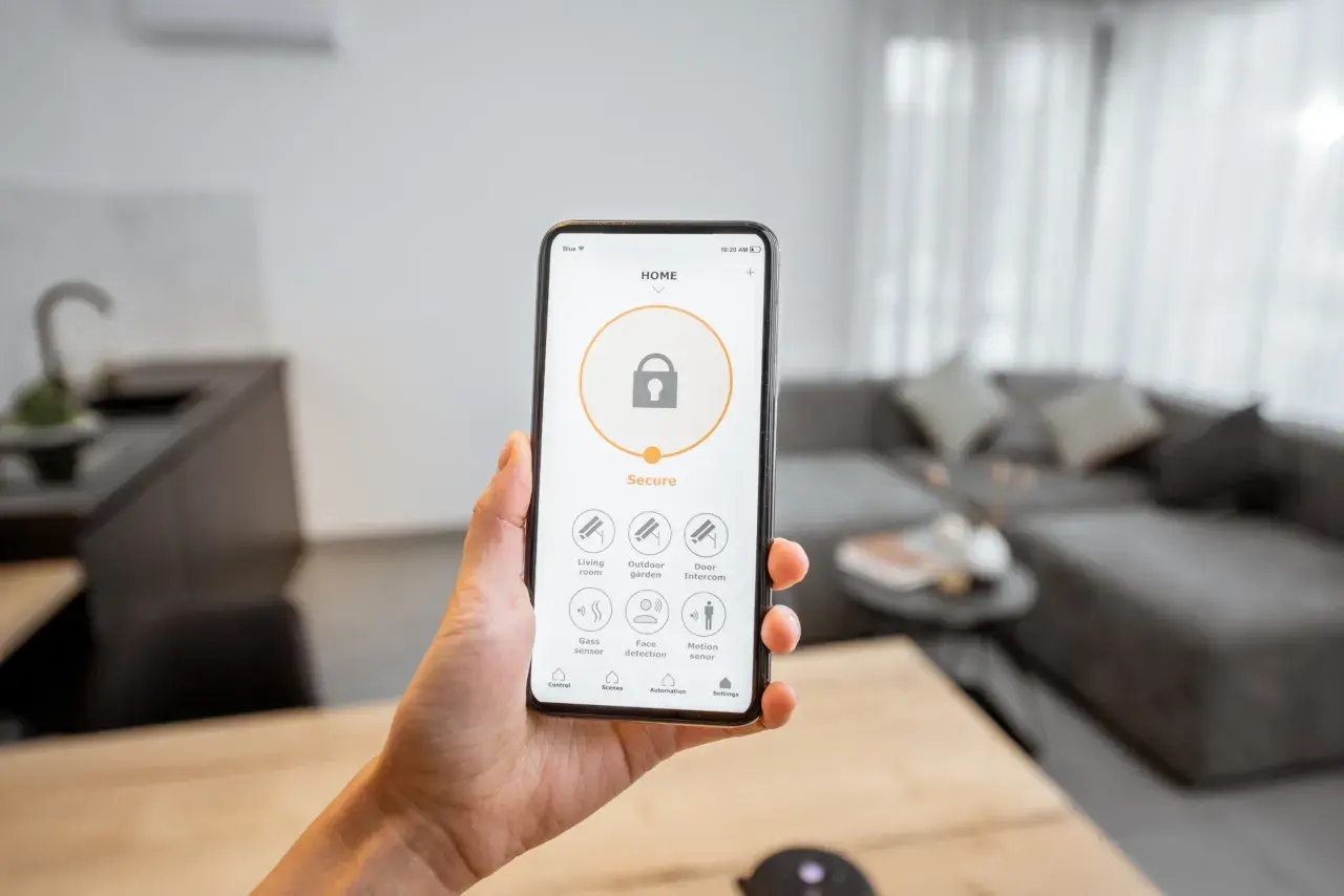 Smartphone-App für ein smart home ohne cloud. Steuerung von Sicherheitssensoren wie Gas, Gesichtserkennung und Bewegungsmelder.