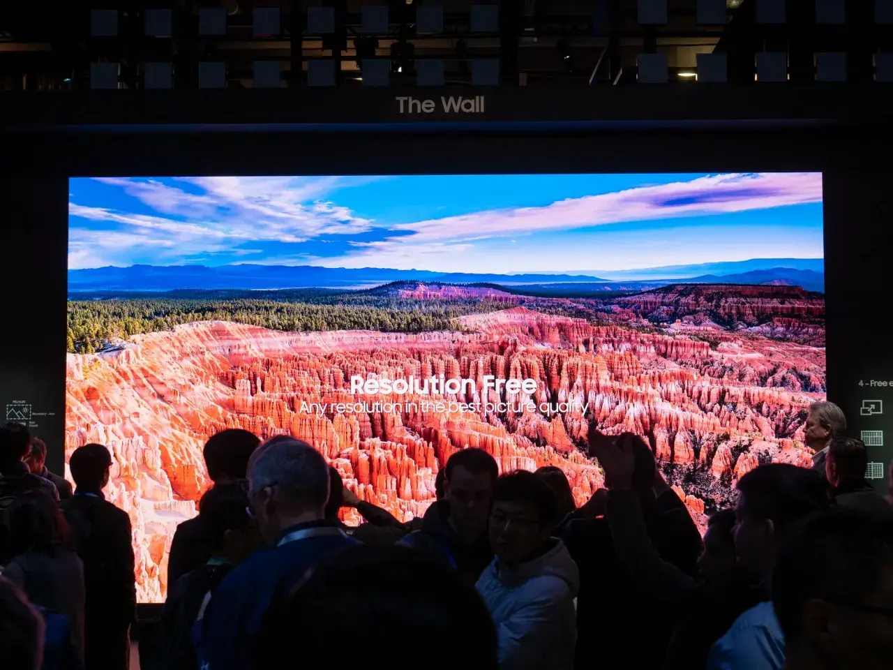 Beeindruckende Landschaft in movie 8k auf "The Wall" Display. Menschen bestaunen die unglaubliche Detailtiefe.