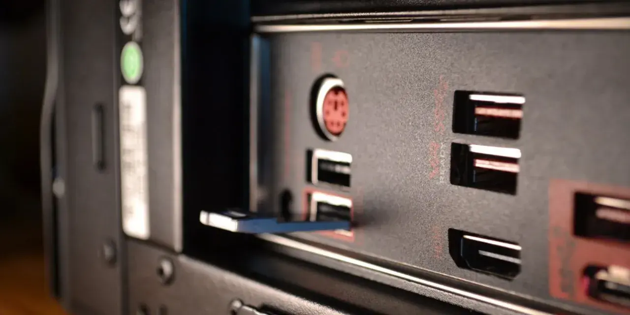 USB-Stick steckt in einem MSI-PC, bereit für ein BIOS-Update.
