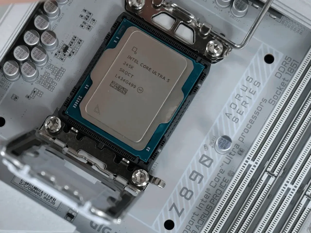 Intel Core Ultra 5 Prozessor im LGA 1851 Sockel auf einem AORUS Mainboard.
