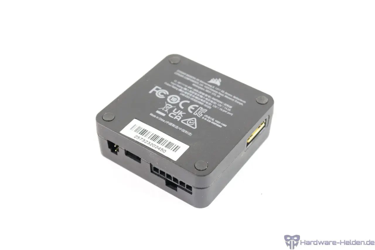 Schwarzer Corsair iCUE Link Hub mit Anschlüssen und Zulassungszeichen.