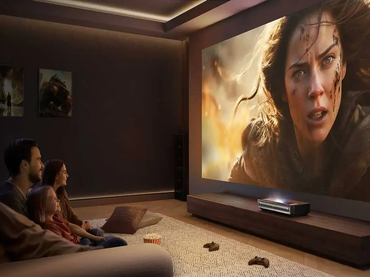 Familie schaut Film auf großer Leinwand, mit lebendigen Farben dank HDR10+ Adaptive.