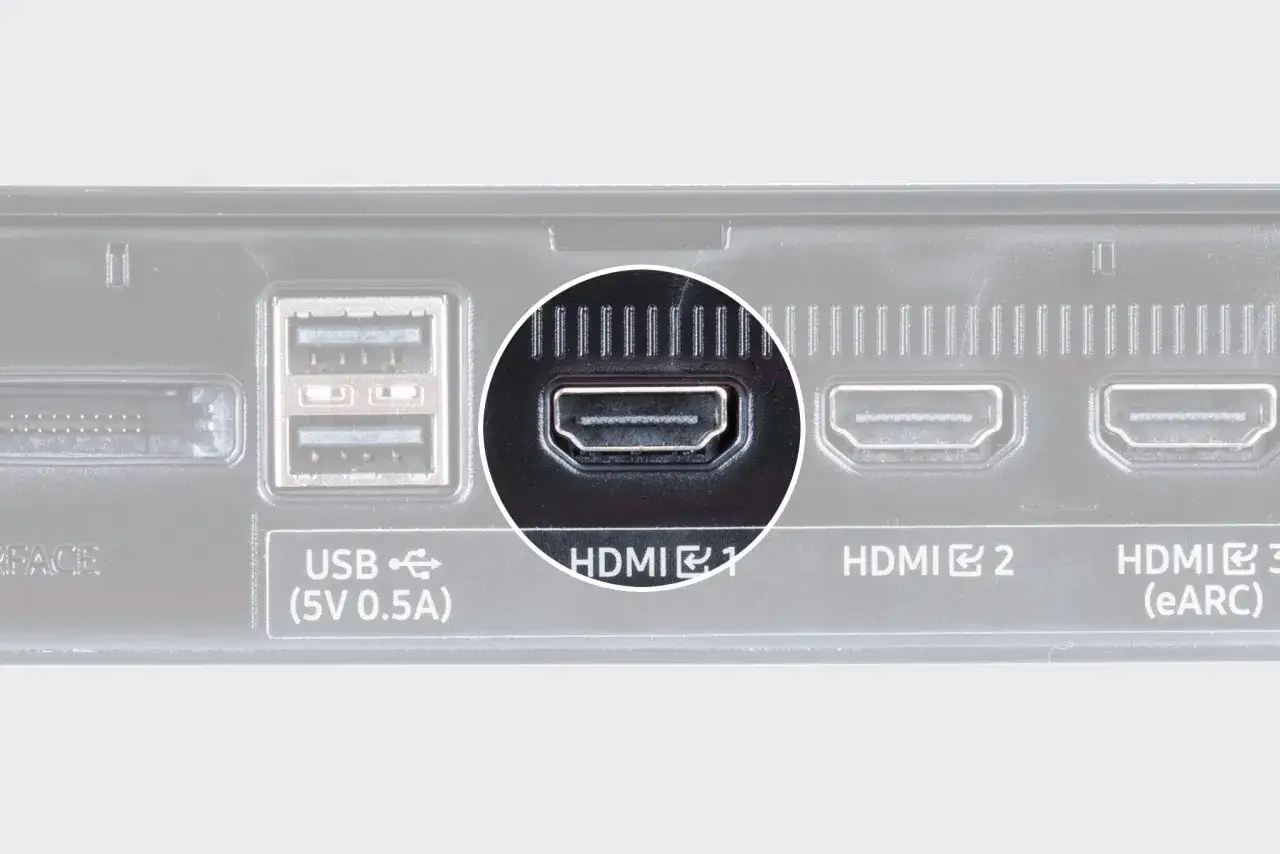 Nahaufnahme eines HDMI-Anschlusses an einem Fernseher. Hier wird das Bildsignal &uuml;bertragen.