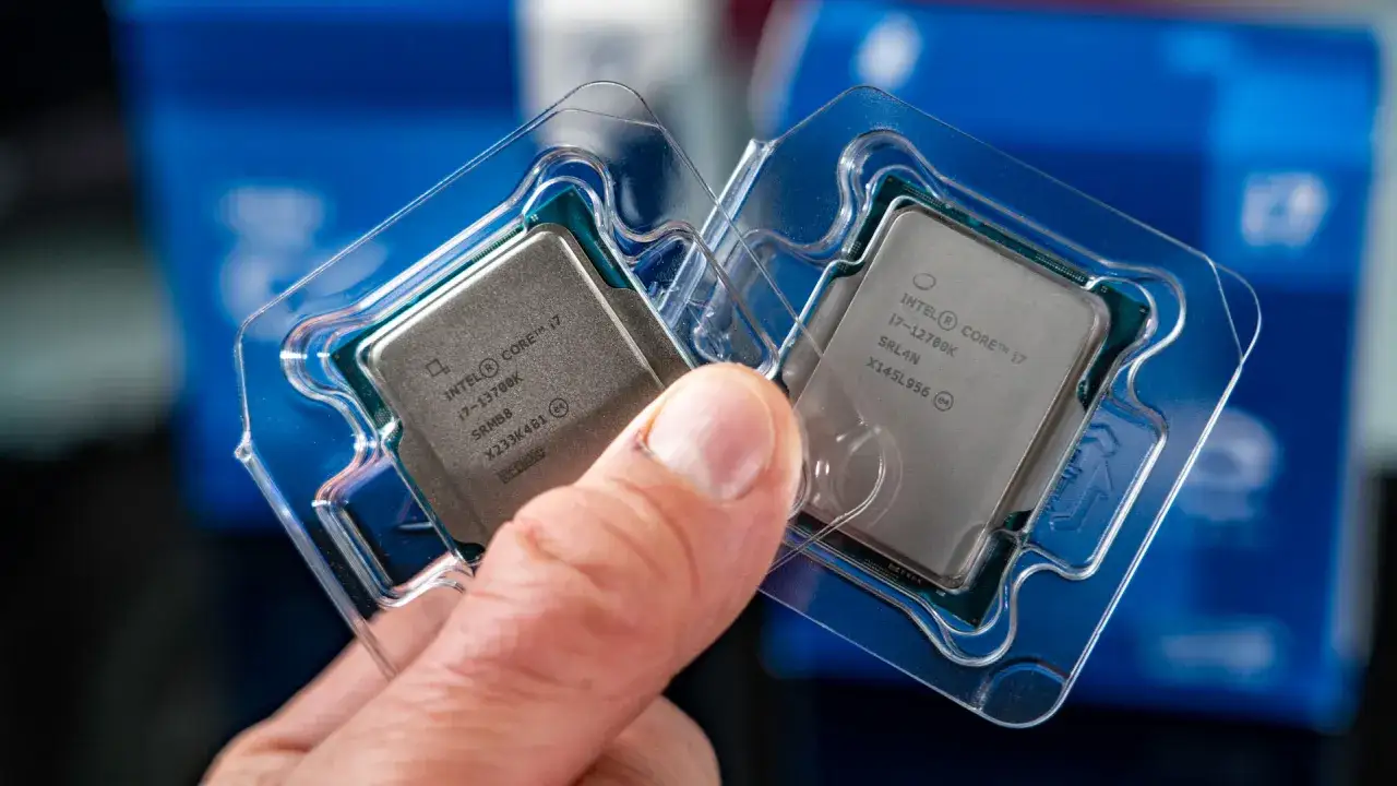 Zwei Intel Core i7 Prozessoren, 13700K und 12700K, in ihren Verpackungen. Der Vergleich zwischen Intel K vs KF wird hier visuell dargestellt.
