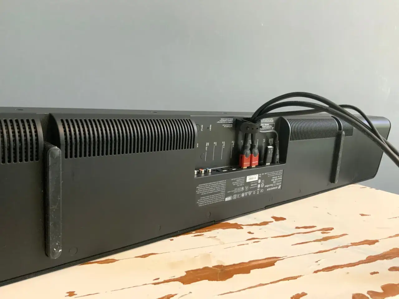 R&uuml;ckseite einer schwarzen Soundbar mit Anschl&uuml;ssen, darunter HDMI eARC, f&uuml;r ein optimales Audioerlebnis.