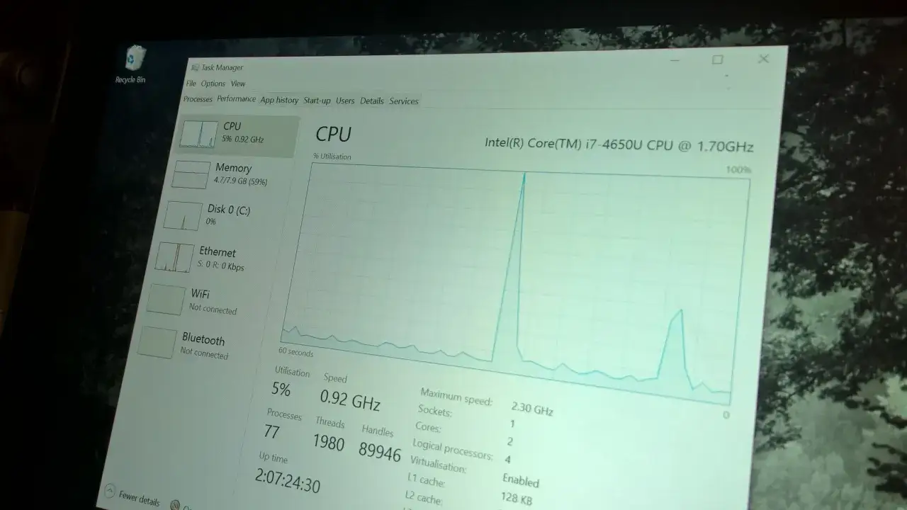 Task Manager in Windows zeigt CPU-Auslastung und Details des Intel Core i7-Prozessors.