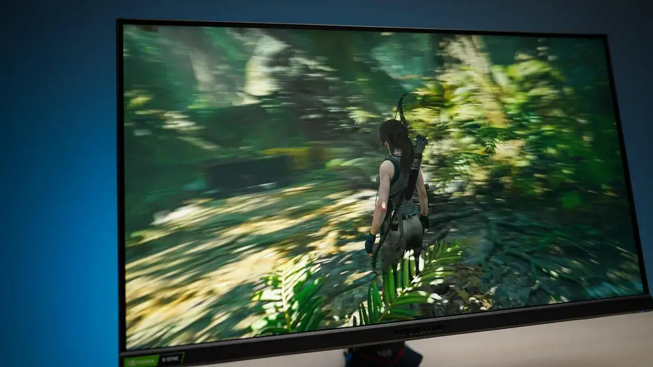 Lara Croft in einem Dschungel-Abenteuer, fl&uuml;ssig dargestellt dank 120 Hertz.