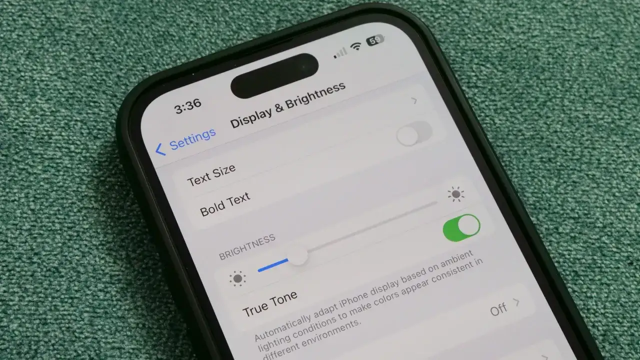 Einstellungen für Helligkeit Bildschirm einstellen: Ein iPhone zeigt das Menü 
