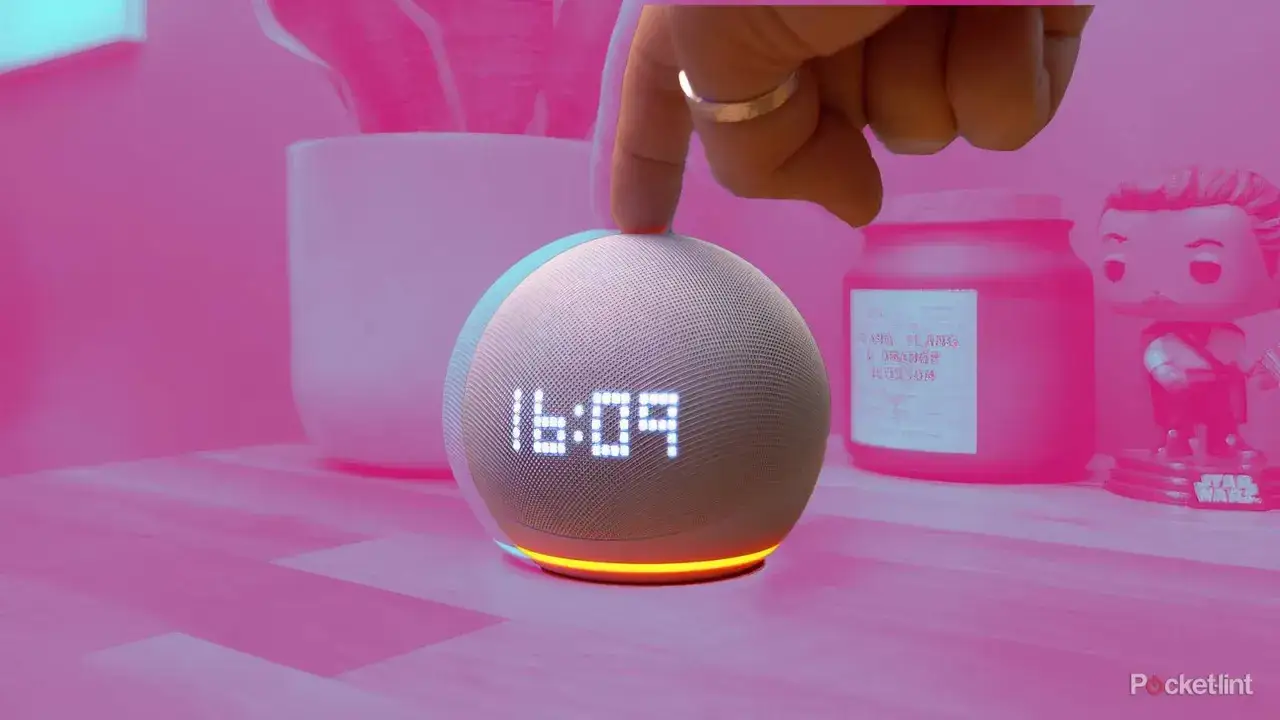Ein Finger tippt auf den Echo Dot, aber Alexa reagiert nicht. Die Uhr zeigt 16:09.