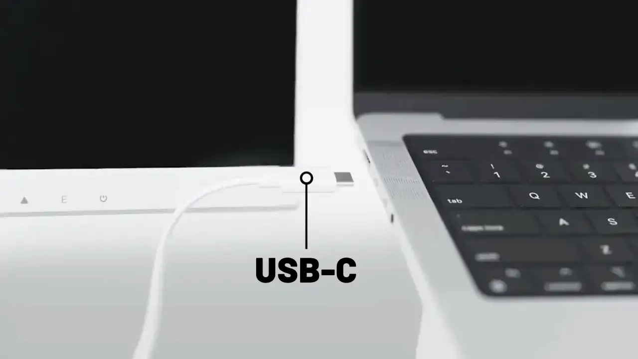 Ein USB-C-Kabel verbindet einen Monitor mit einem Laptop, um den dp alt mode zu nutzen.