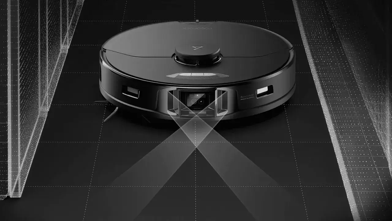 Schwarzer Saugroboter mit Kamera und Lichtstrahlen, der die Umgebung scannt. Ein Roborock-Ger&auml;t, das mit intelligenter Navigation Hindernisse erkennt.