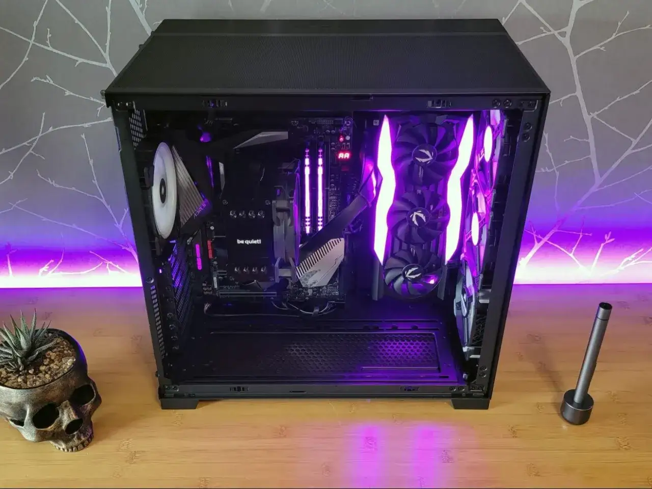 Ein geöffneter PC mit lila RGB-Beleuchtung. Die Lüfter der Grafikkarte leuchten hell. Die CPU-Temperatur liegt bei 80 Grad.