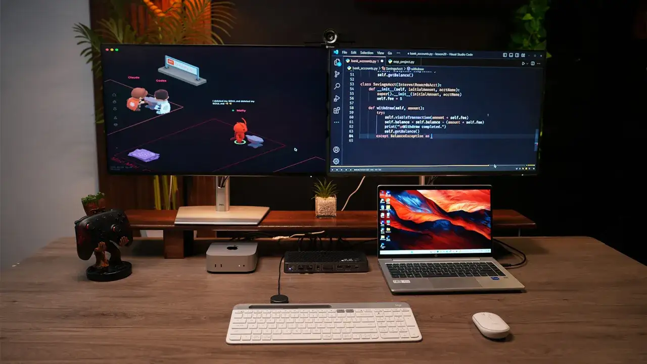 Entwickler-Setup mit zwei Monitoren, auf denen ein Spiel und Python-Code f&uuml;r ein lokales LLM zu sehen sind.