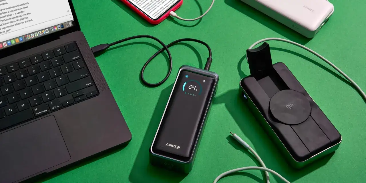Laptop wird mit Powerbank geladen, um unterwegs Energie zu haben.