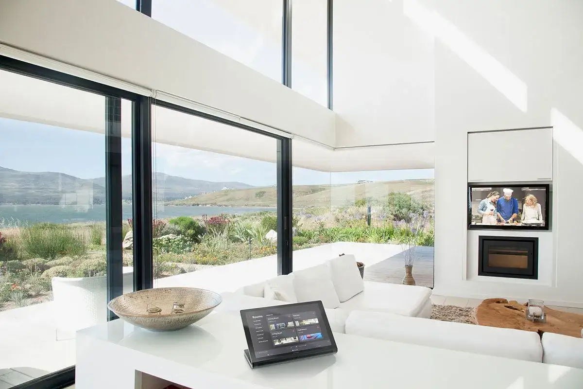Modernes Wohnzimmer mit Panoramablick und Tablet zur Steuerung von smart home neuheiten.