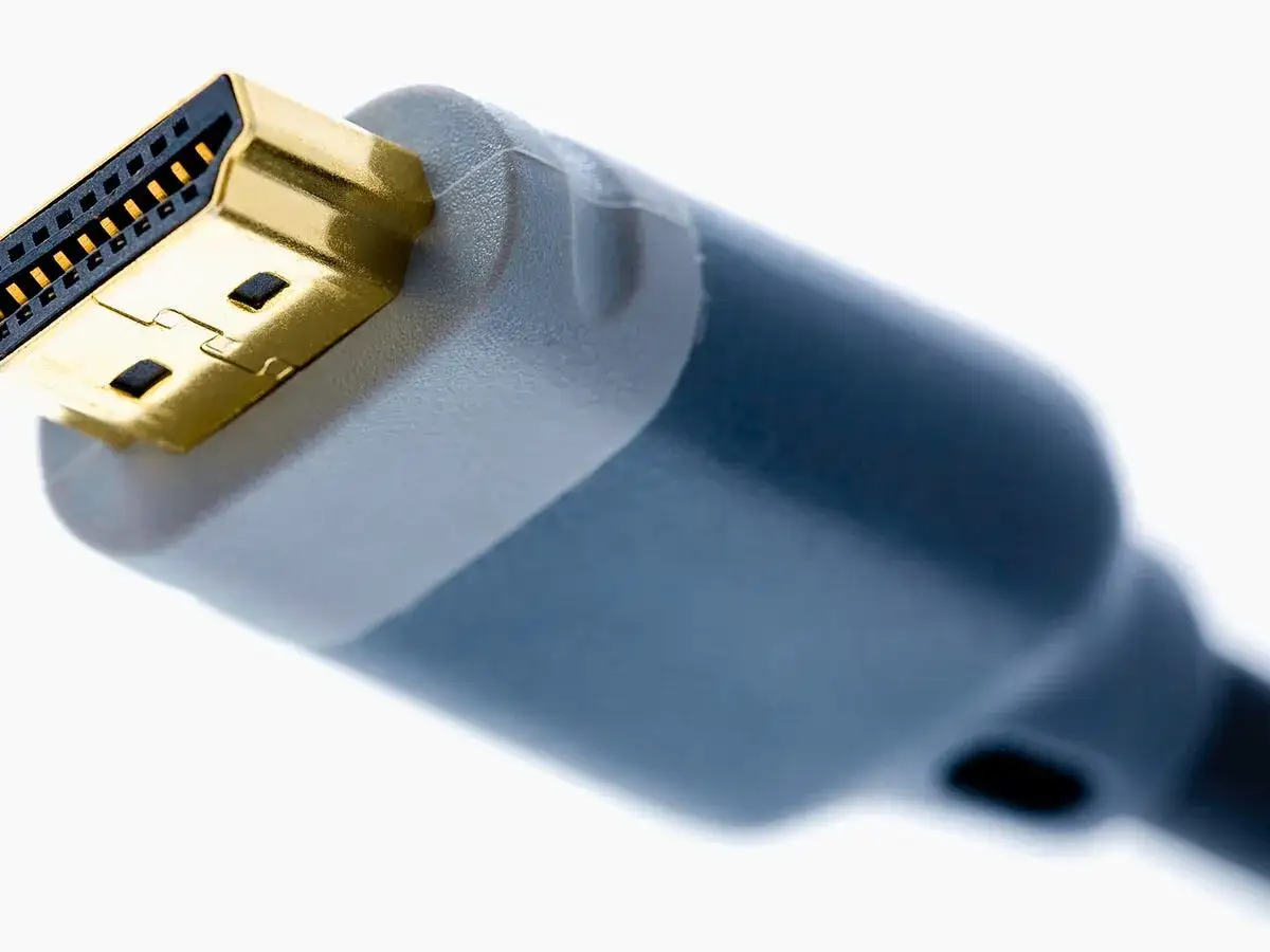 Nahaufnahme eines HDMI-Steckers, der für die Übertragung von 8K-Videosignalen mit HDMI 2.1 bereit ist.