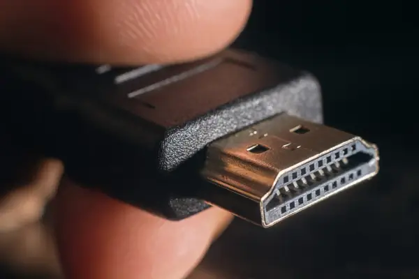Nahaufnahme eines HDMI-Steckers, der bereit ist, in einen Tablet HDMI Eingang gesteckt zu werden.